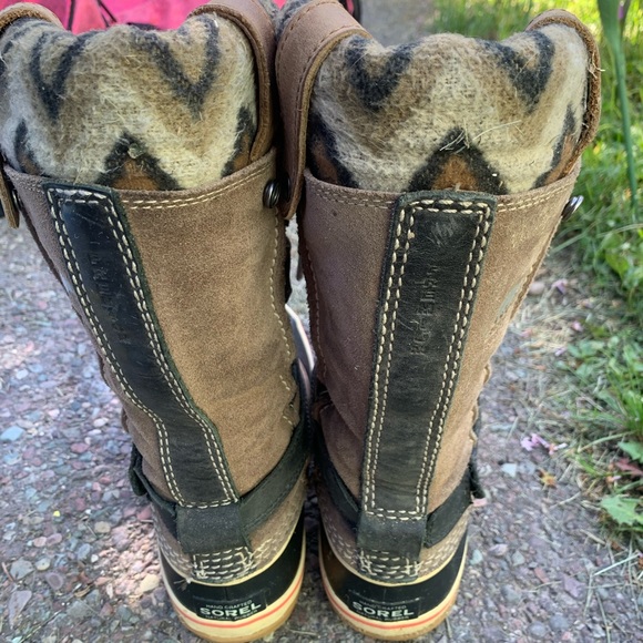 Women’s unique Aztec wool pattern Sorel boots - Picture 4 of 6